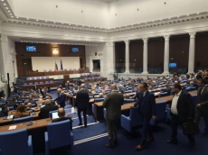 Депутатите изслушват служебните министри Людмила Петкова и Виолета Коритарова 