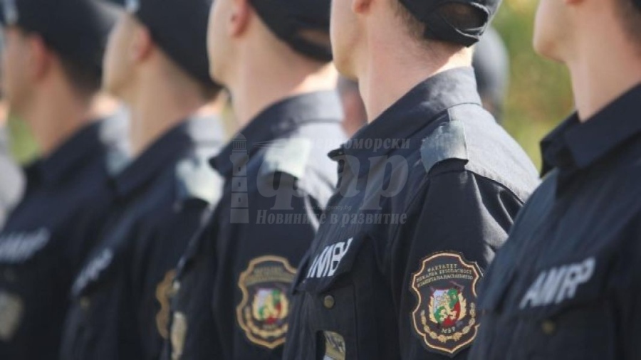 Пожарникари и полицаи излизат на протест