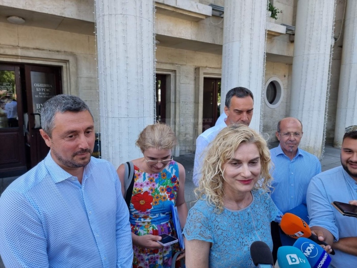 Зарица Динкова за исканата оставка: Аз не съм министър на ресторантьорите, аз съм министър на клиентите