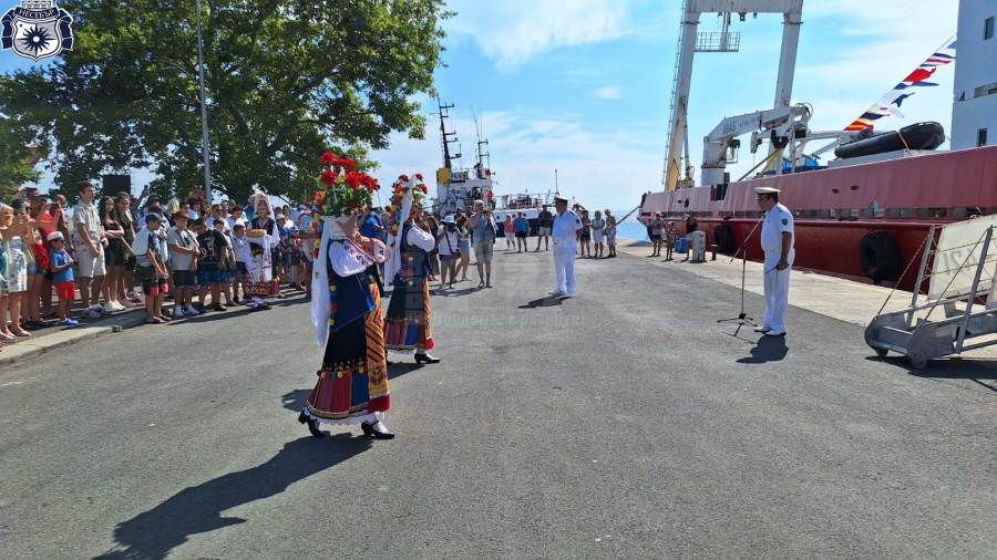 Стотици се качиха на борда на кораба „Св.св. Кирил и Методий“ в Несебър