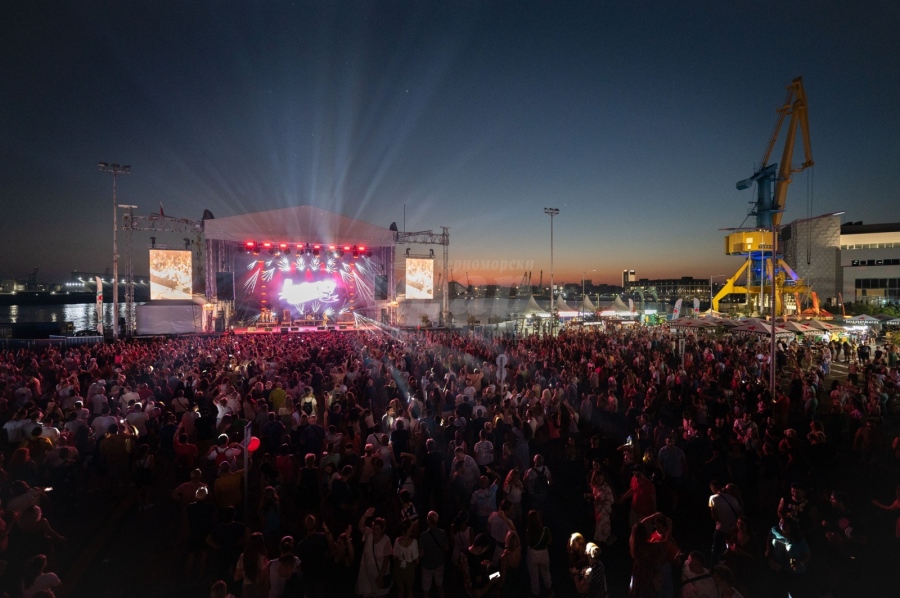 Петото издание на Spice Music Festival събра хиляди фенове на Морска гара в Бургас