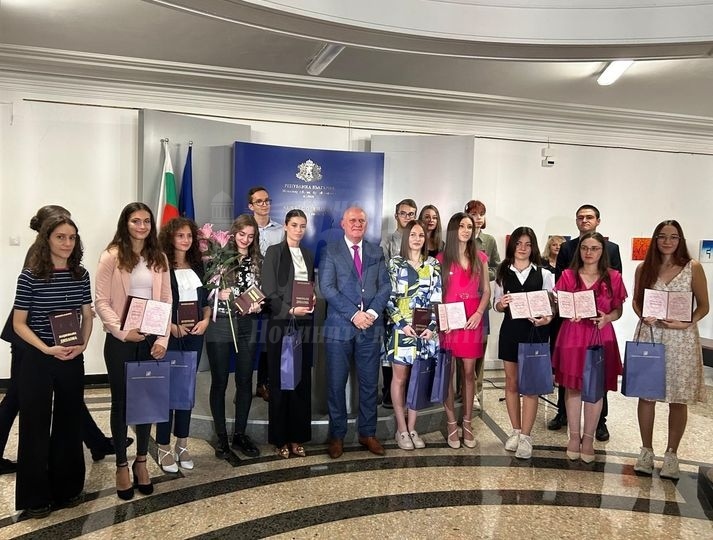 Ученичка на Немската получи Национална диплома от министър Цоков 