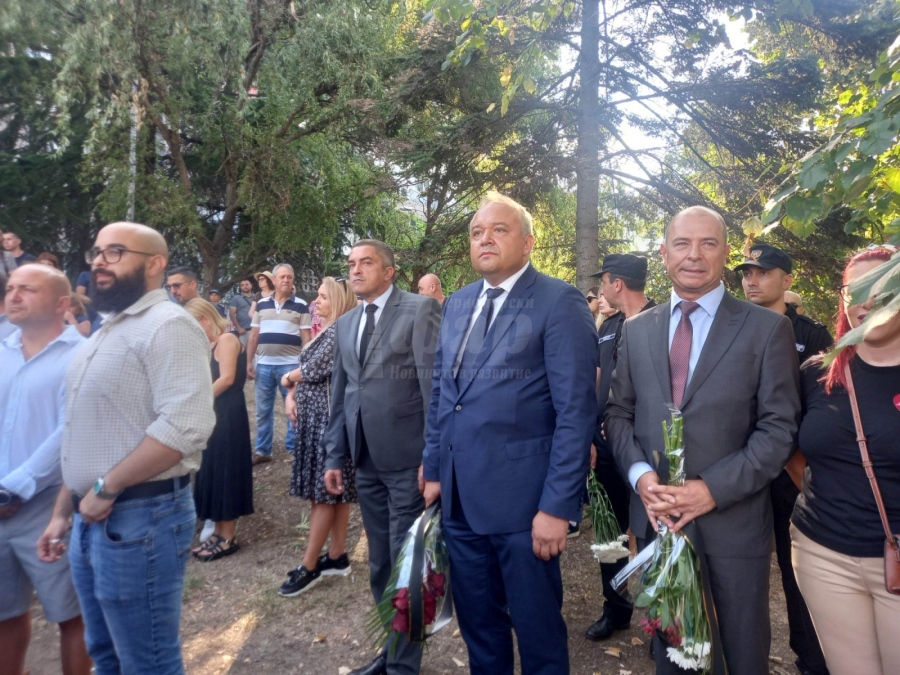 Непоканен, ексминистърът на МВР дойде в Бургас да отдаде почит на Атанас Градев и Йордан Илиев 