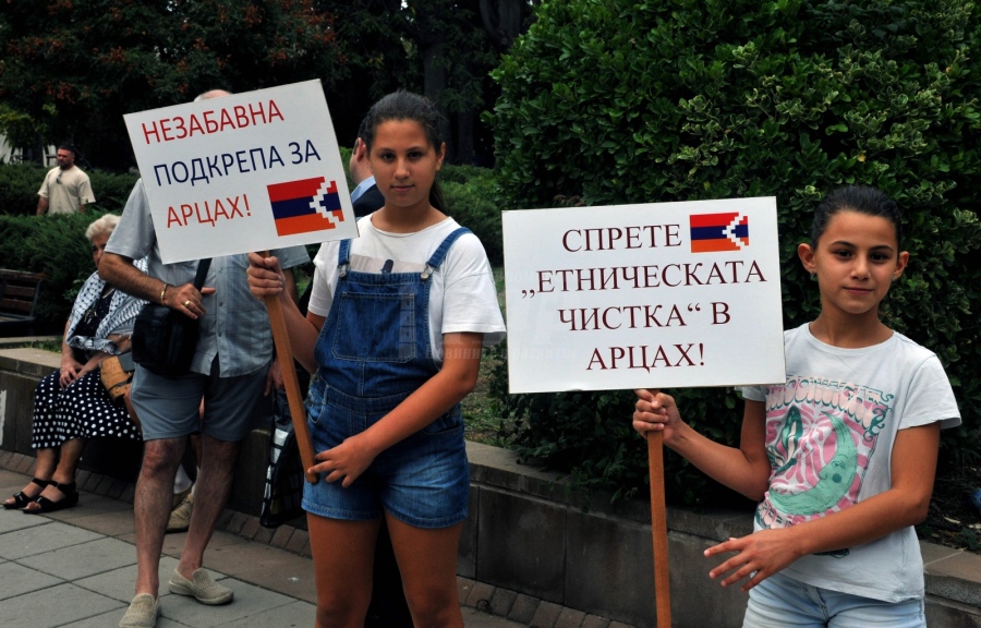 Арменската общност в Бургас на митинг заради случващото се в Нагорни Карабах