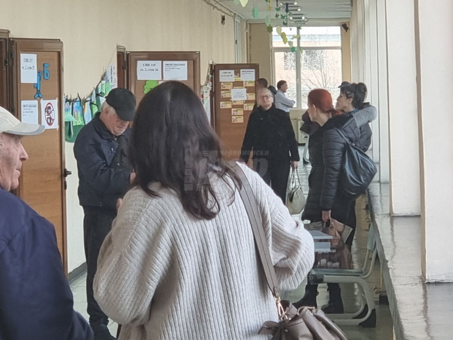 Заради парите: Стотици бургазлии чакат в резерв за избирателни комисии