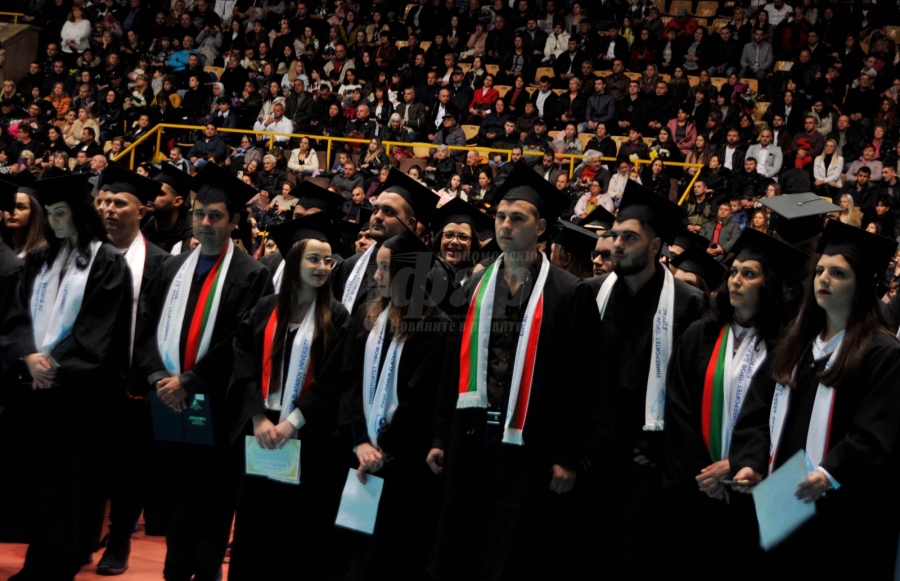 Възпитаниците на бургаския държавен университет получиха своите дипломи /СНИМКИ/