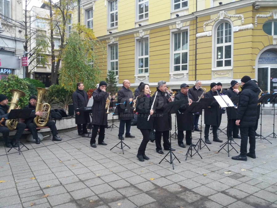 Бургаският духов оркестър подарява коледен концерт на бургазлии 
