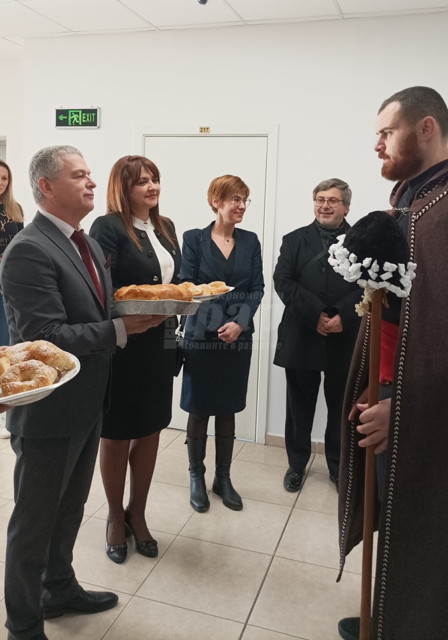 От Академия за коледари възкресиха автентичните български традиции в Университет „Поф. д-р Асен Златаров“  