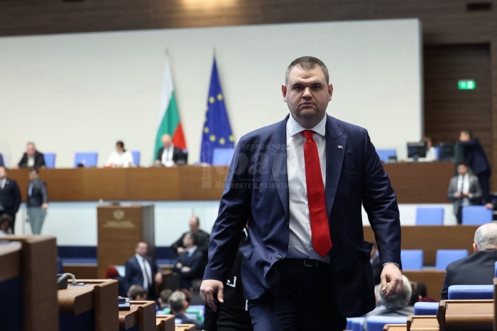 Делян Пеевски, председател на ПГ на ДПС: Призовавам президента Радев да обърне светлината към президентската институция