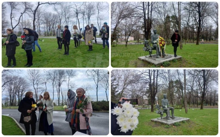 Цветя отрупаха паметника на Христо Фотев в Морската градина, прозвучаха любими стихове 