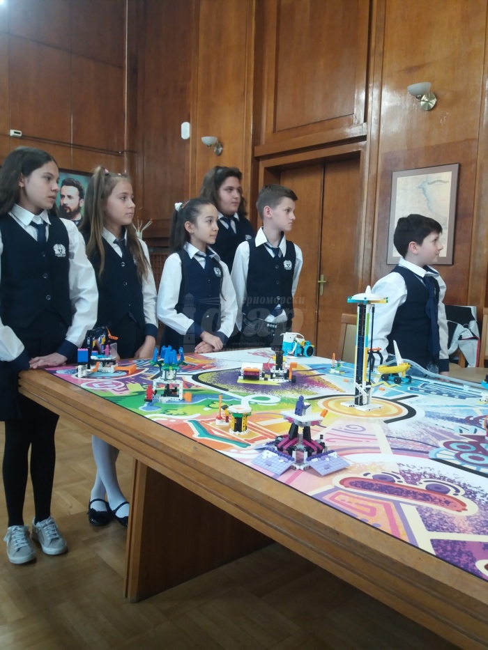 Най-големият фестивал за Лего роботика събира 120 участници от 17 населени места в Бургас