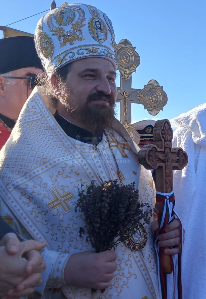  Жители на Поморие с  подкрепа за епископ Йеротей