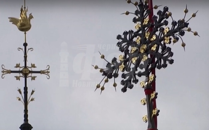 Пет години след пожара: Издигнаха кръста на „Нотр Дам”