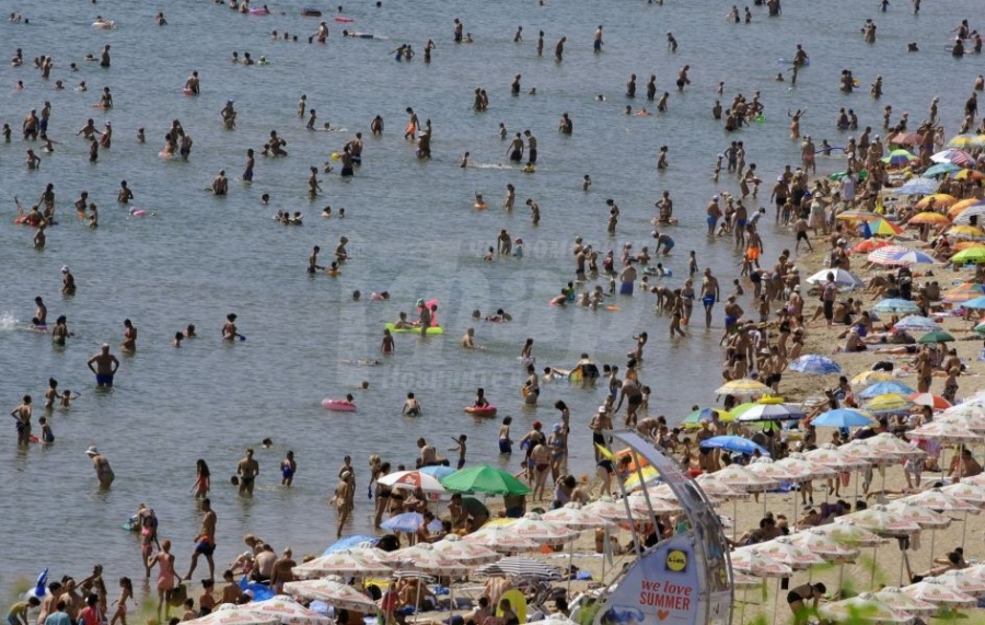  Без голи жени на плажа в Бургас