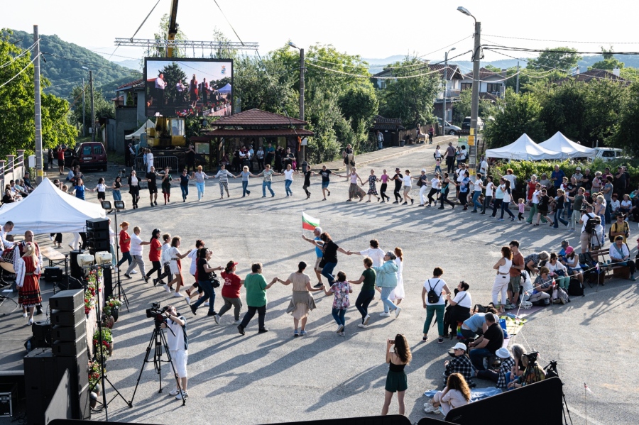 Нестинарските игри в село Българи събраха хиляди почитатели на ритуала