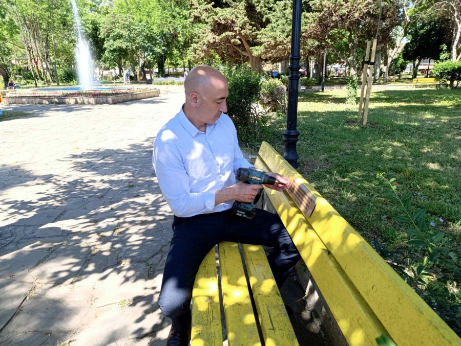 Кметът Тихомир Янакиев  монтира първите стихове на пейките в Созопол