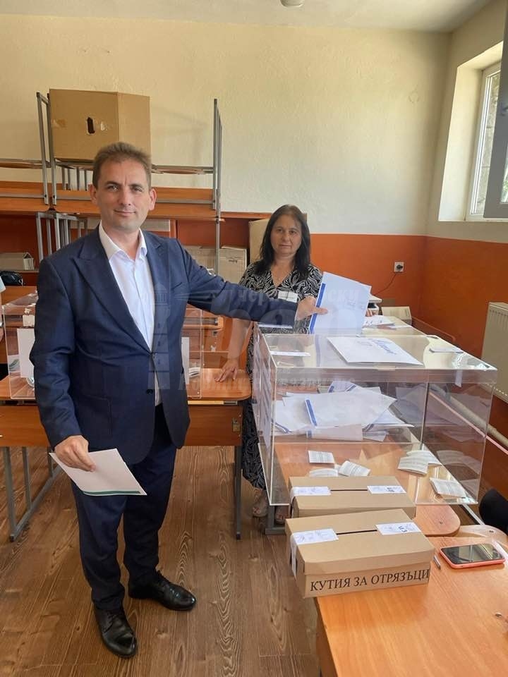 Кандидатът за народен представител от ДПС Севим Али гласува в родния Айтос
