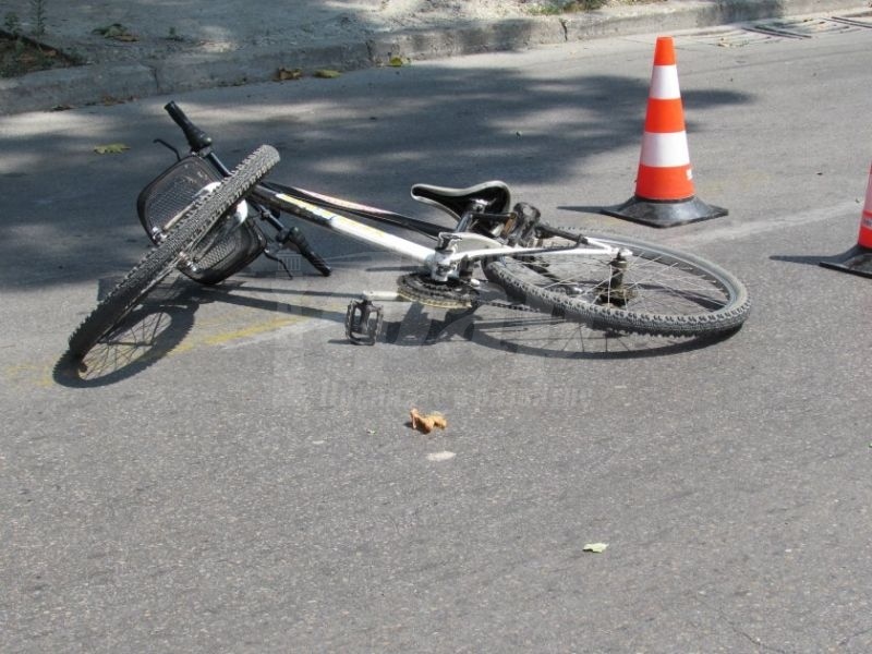 Велосипедист блъсна жена в Ахелой и избяга