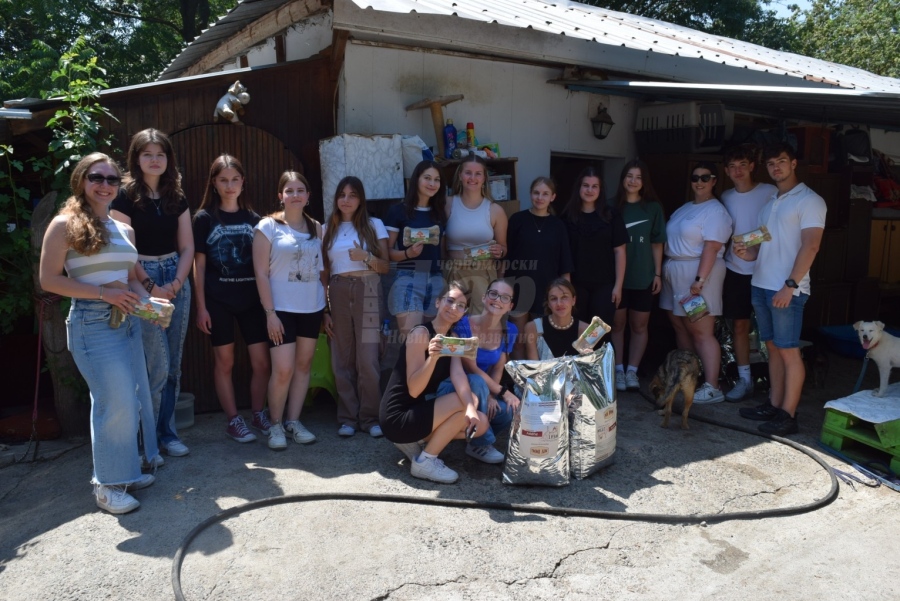 Учениците от Немската направиха дарение на Приюта за безстопанствени кучета