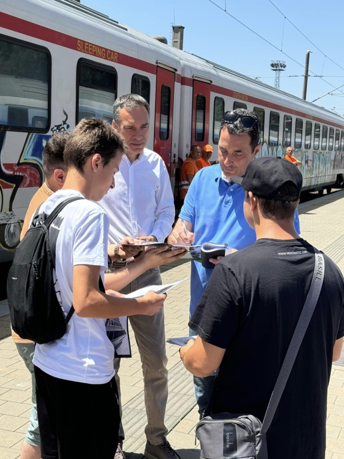 Кметът посрещна влака с модернизирани вагони на гара Бургас