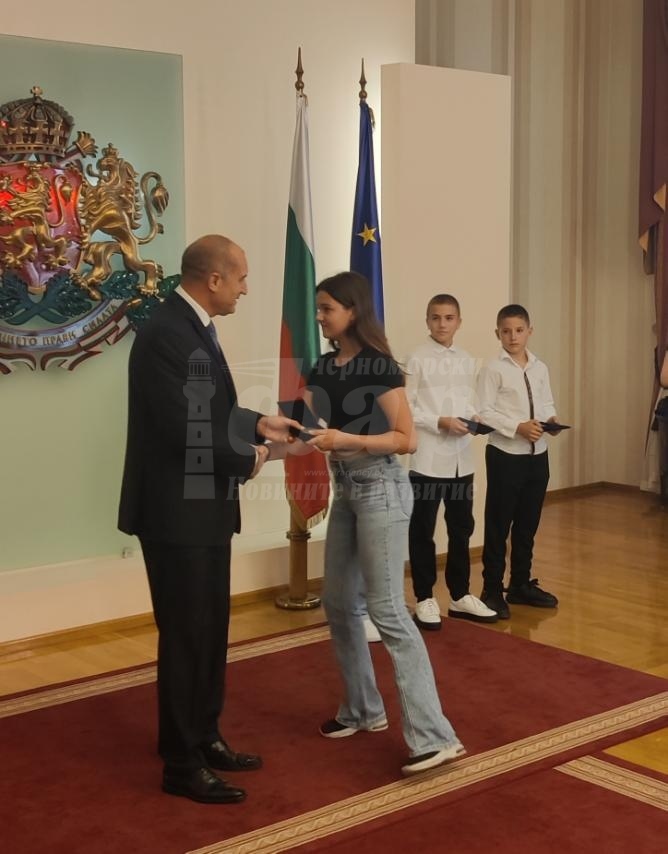 Бургаска ученичка бе наградена от президента