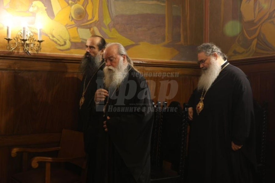 Митрополит Григорий, отслужи кратък молебен за откриването на патриаршеския събор в БАН