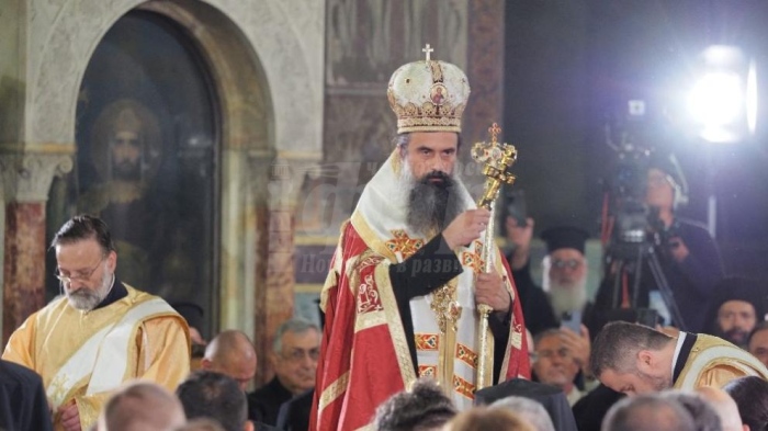 Посрещнаха новия патриарх Даниил с възгласи “достоен”, започва интронизацията му
