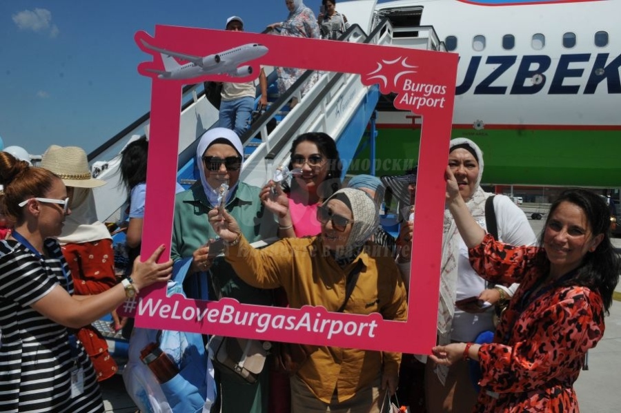 За първи път в историята на летище Бургас! Узбекистански туристи кацнаха с чартърен полет 