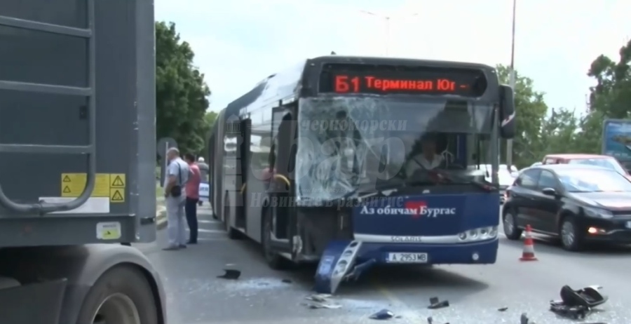 ТИР блъсна автобус от градския транспорт, двама пострадаха