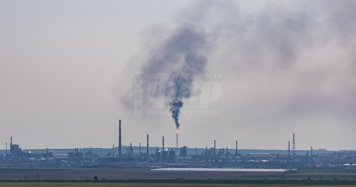 Пожар пламна близо до Лукойл-Нефтохим 