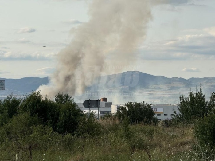 Мощни взривове: Пламна склад за фойерверки в Елин Пелин, има ранени 