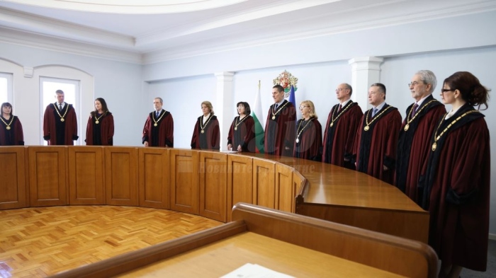 Конституционният съд поряза Радев