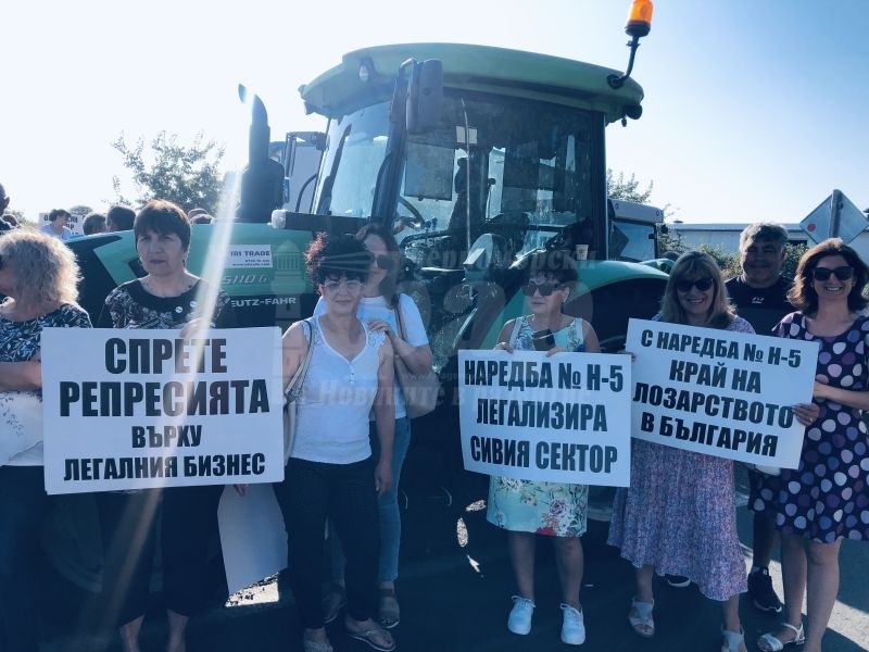 Лозари и винопроизводители излязоха на протест, блокираха пътя към Слънчев бряг