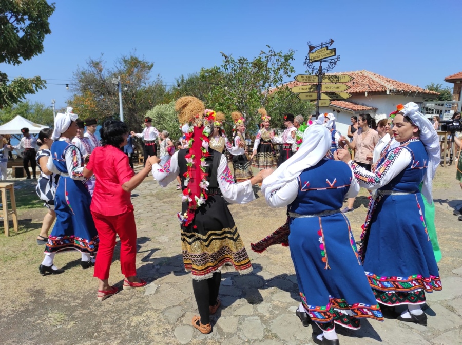 Кръшно хоро се изви на остров Света Анастасия за празника /СНИМКИ/