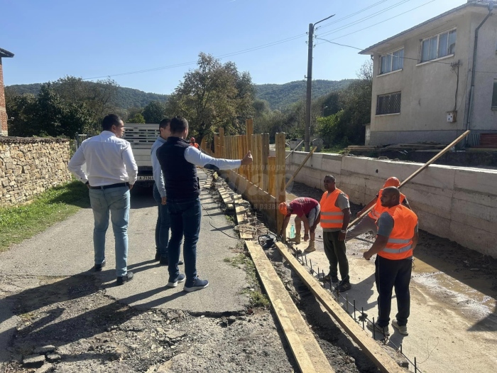 Укрепват коритото на реката в Кости