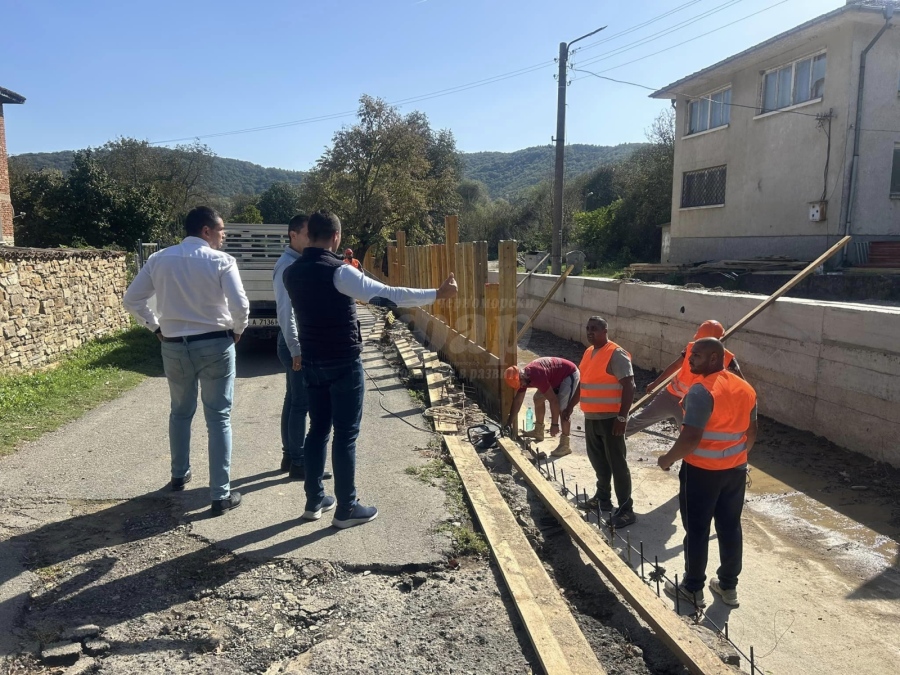 Укрепват коритото на реката в Кости