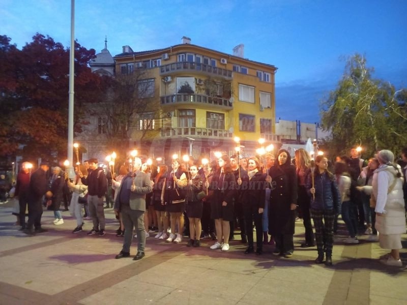 Факелно шествие на бургаските училища в чест на Деня на будителите 