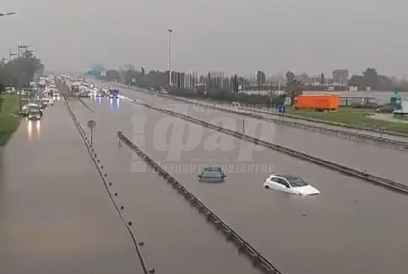 Барселона под вода: Нови проливни дъждове спряха влаковете и отмениха полети в Каталуня