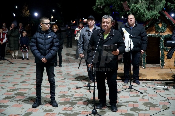 В Камено: Кметът Вардунски и световният шампион Алекс Жеков запалиха светлините на коледната елха