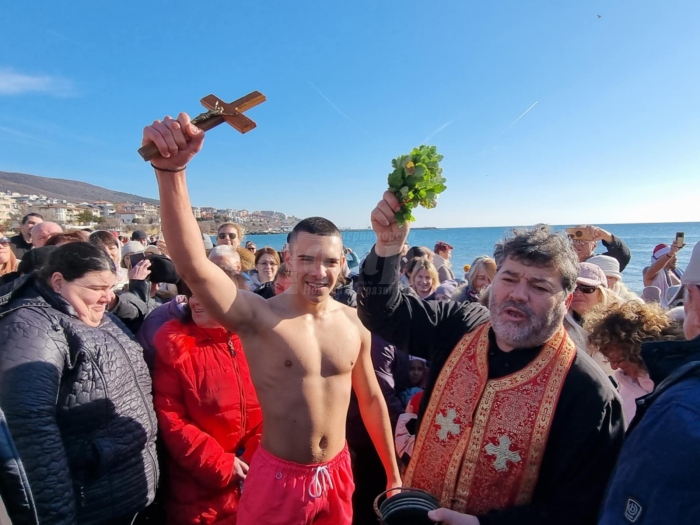 16-годишен ученик от Мездра хвана кръста в Свети Влас