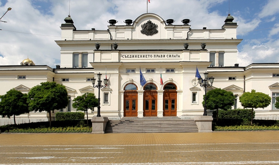 Управляващи и част от опозицията в спор за „Лукойл“