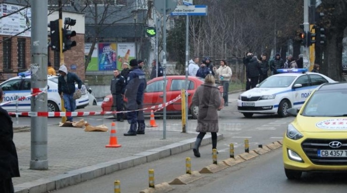 Момиче намушка с нож двама мъже в София 