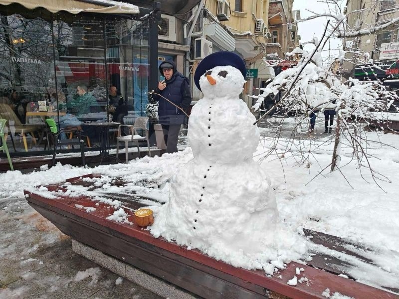 Снежен човек пие кафе в центъра на Бургас