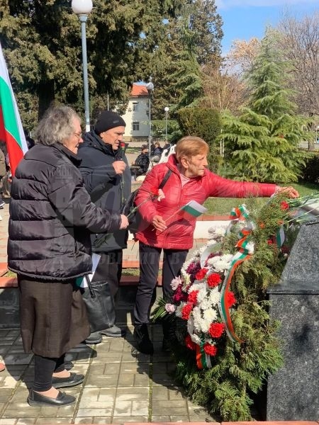 С рецитал, слова и поднасяне на венци Камено отбеляза Трети март