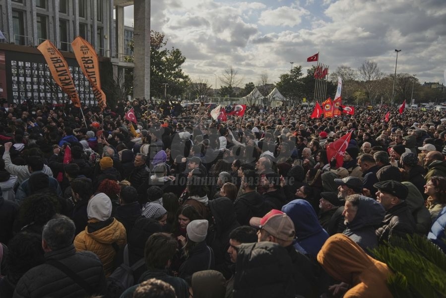 При съседите! Хиляди протестираха в Истанбул срещу ареста на Имамоглу 